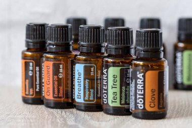 Pecs, Hungray - 27 Şubat 2021 - Günlük kullanım için Doterra Temel Yağ 'ın resimsel editoryal görüntüsü