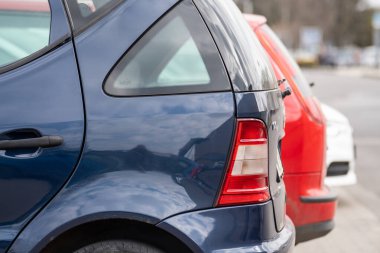 Açık garajda bir sürü park arabası var.