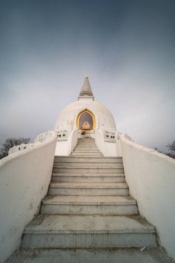 Hungary, Zalaszanto 'da barış stupası denen beyaz bir stupa.