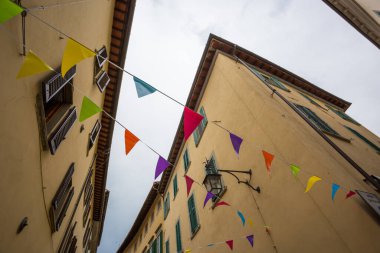 Arezzo, İtalya dar sokaklarında renkli bayraklar