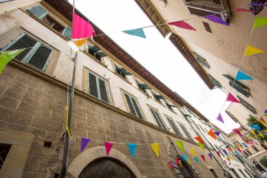 Arezzo, İtalya dar sokaklarında renkli bayraklar