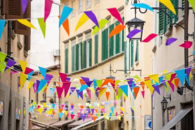 Arezzo, İtalya dar sokaklarında renkli bayraklar