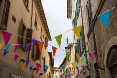 Arezzo, İtalya dar sokaklarında renkli bayraklar