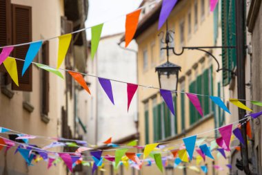Arezzo, İtalya dar sokaklarında renkli bayraklar
