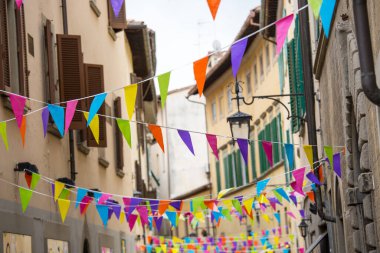 Arezzo, İtalya dar sokaklarında renkli bayraklar