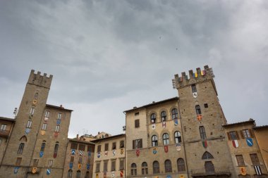 İtalya, Arezzo, Toskana 'daki tarihi Arezzo merkezinde Piazza Grande manzarası