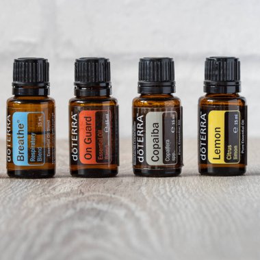 Pecs, Hungray - 27 Şubat 2021 - Günlük kullanım için Doterra Temel Yağ 'ın resimsel editoryal görüntüsü