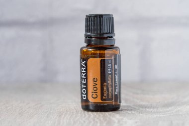 Pecs, Hungray - 27 Şubat 2021 - Günlük kullanım için Doterra Temel Yağ 'ın resimsel editoryal görüntüsü