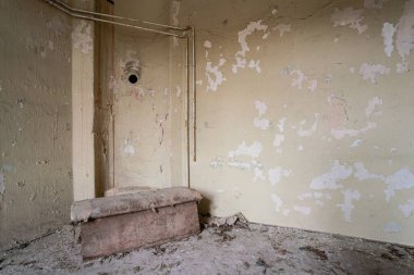 Terk edilmiş eski bir kalenin içinde.