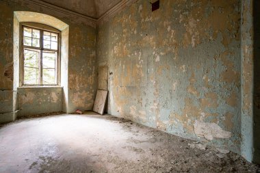 Terk edilmiş eski bir kalenin içinde.