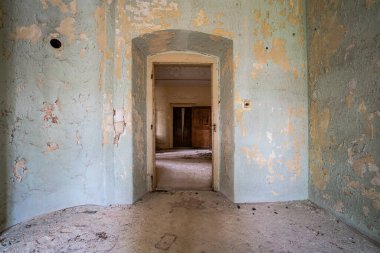 Terk edilmiş eski bir kalenin içinde.