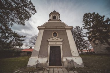 Yağmurdan önce fırtınalı bulutları olan küçük bir şapel.