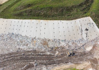 Çöp kamyonları çöpleri bir çöp sahasına boşaltır.