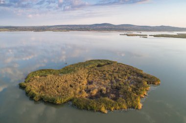 Gardony yakınlarındaki Velencei To adlı göl manzarası.