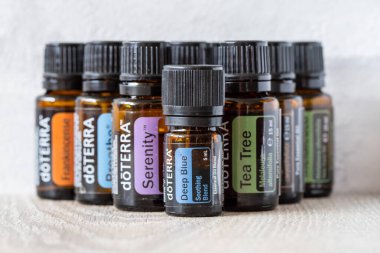 Pecs, Hungray - 27 Şubat 2021 - Günlük kullanım için Doterra Temel Yağ 'ın resimsel editoryal görüntüsü