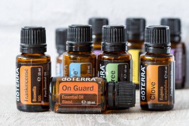 Pecs, Hungray - 27 Şubat 2021 - Günlük kullanım için Doterra Temel Yağ 'ın resimsel editoryal görüntüsü