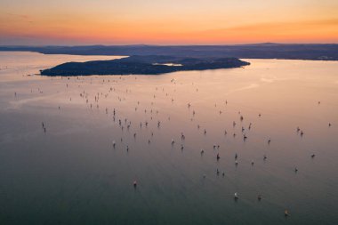 Balaton Gölü 'nde yelkenli teknelerle gün batımı