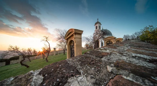 匈牙利佩奇的小教堂 日落时分 — 图库照片