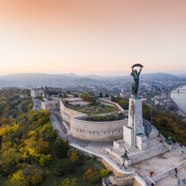 Budapeşte 'nin hava manzaralı güzel gündoğumu