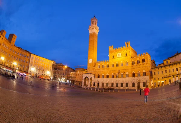 Placu Piazza del campo z palazzo pubblico — Zdjęcie stockowe