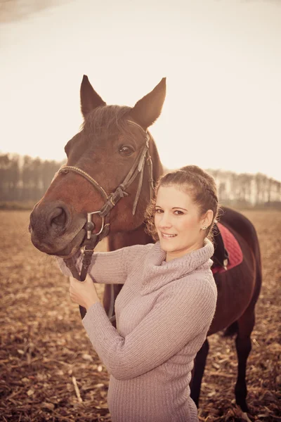 Mooie vrouw met paard — Stockfoto