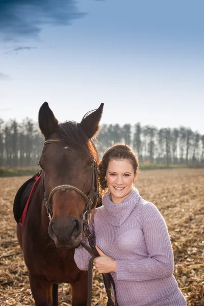 Krásná žena s koněm — Stock fotografie