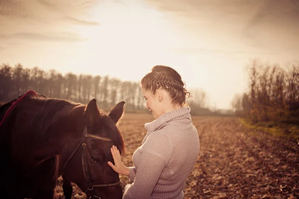 Mooie vrouw met paard — Stockfoto