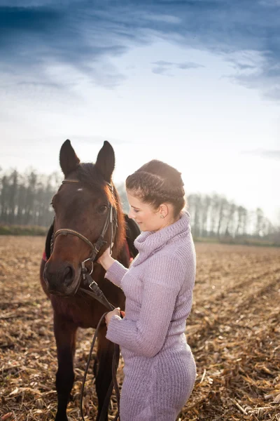 Belle femme avec cheval — Photo