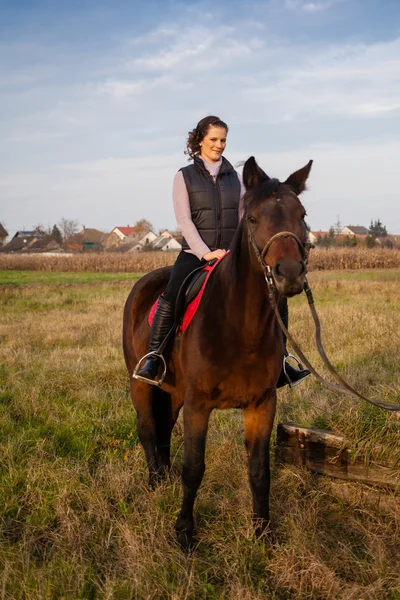 Belle femme avec cheval — Photo