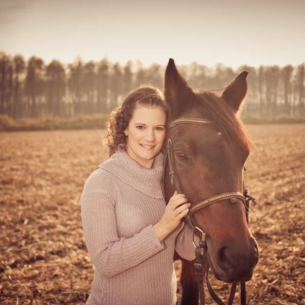 Belle femme avec cheval — Photo