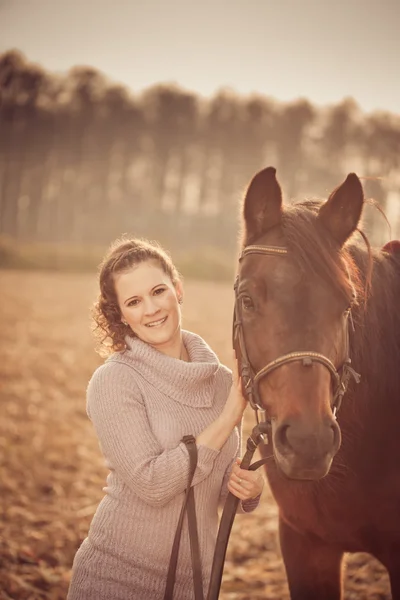 Mooie vrouw met paard — Stockfoto