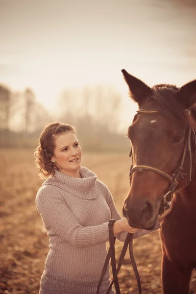 Krásná žena s koněm — Stock fotografie