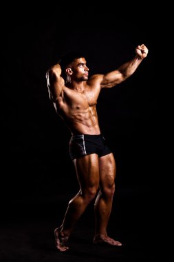 genç vücut geliştirmeci poz