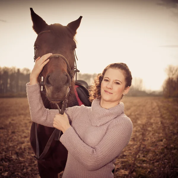 Mooie vrouw met paard — Stockfoto