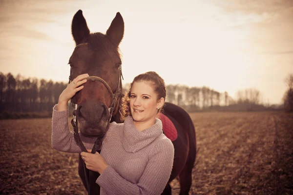 Belle femme avec cheval — Photo