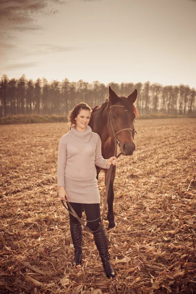 Belle femme avec cheval — Photo