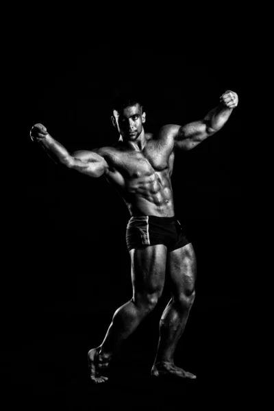 Young bodybuilder posing — Stock Photo, Image