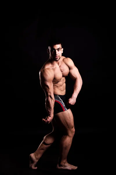 Young bodybuilder posing — Stock Photo, Image