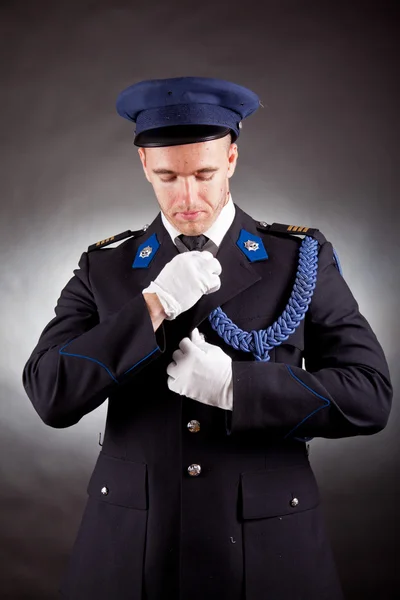 Elegant soldat bär uniform — Stockfoto