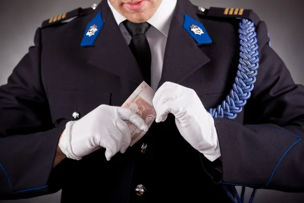 Elegant soldat bär uniform — Stockfoto