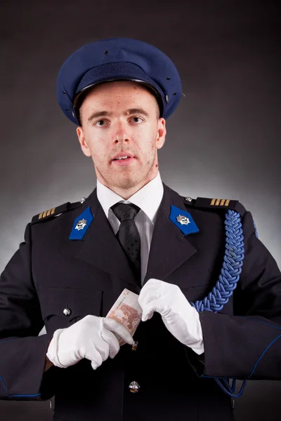 Soldado elegante vestindo uniforme — Fotografia de Stock