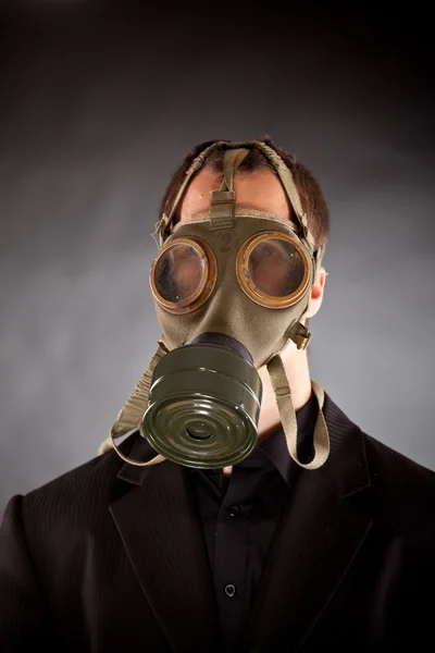 Uomo d'affari con maschera antigas — Foto Stock