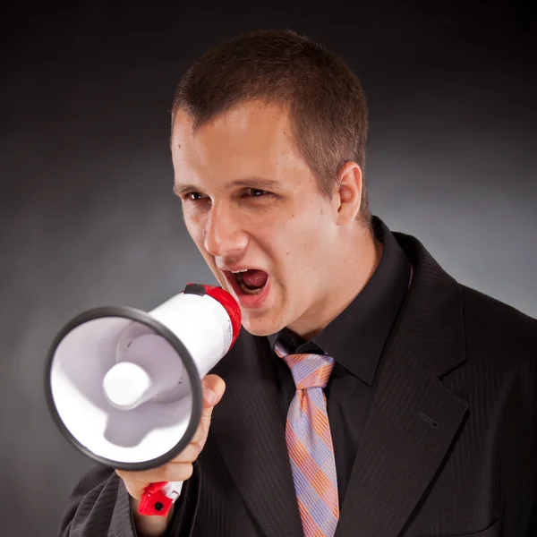 Бизнесмен кричит через мегафон — стоковое фото