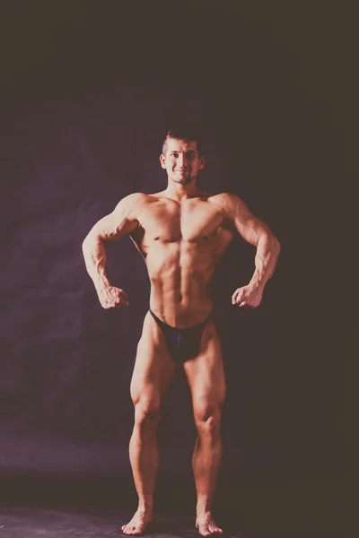 Jeune bodybuilder posant — Photo