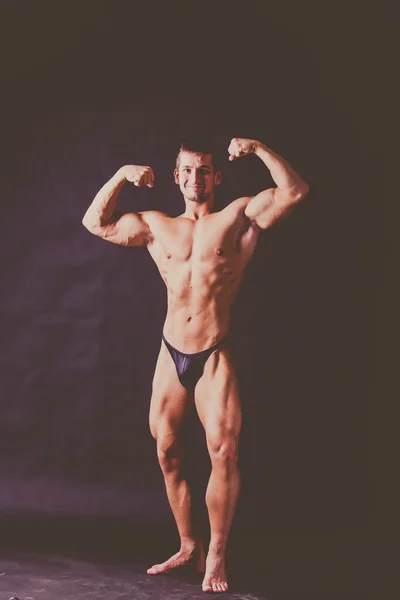 Unga bodybuilder poserar — Stockfoto