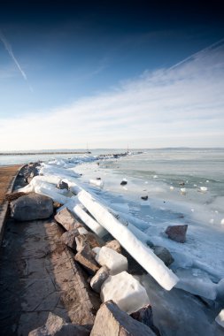 Kışın buzlu göl balaton
