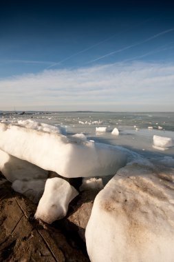 Kışın buzlu göl balaton