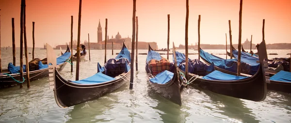 Venedig, Italien med gondoler — Stockfoto