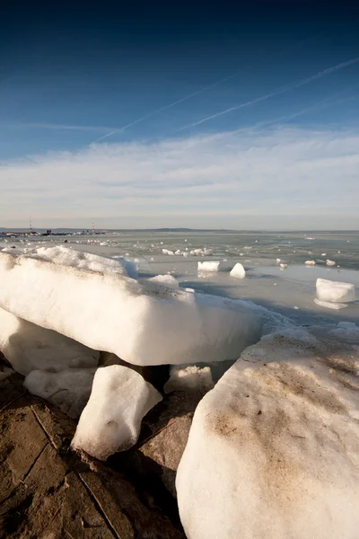 Lago helado Balaton en invierno —  Fotos de Stock