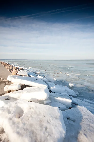 Isiga Balatonsjön i vinter — Stockfoto